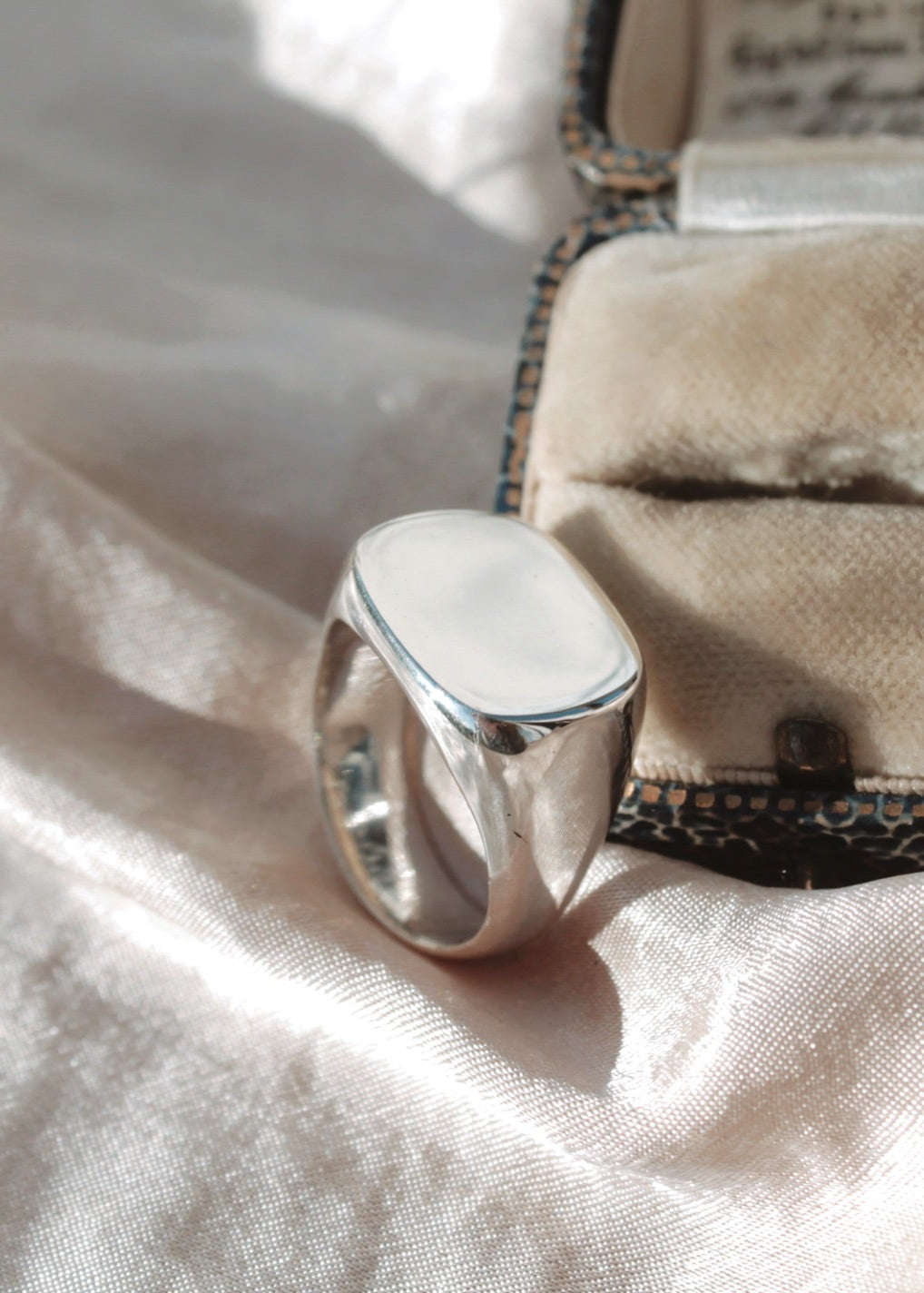 THE ORIGINAL SIGNET image 0