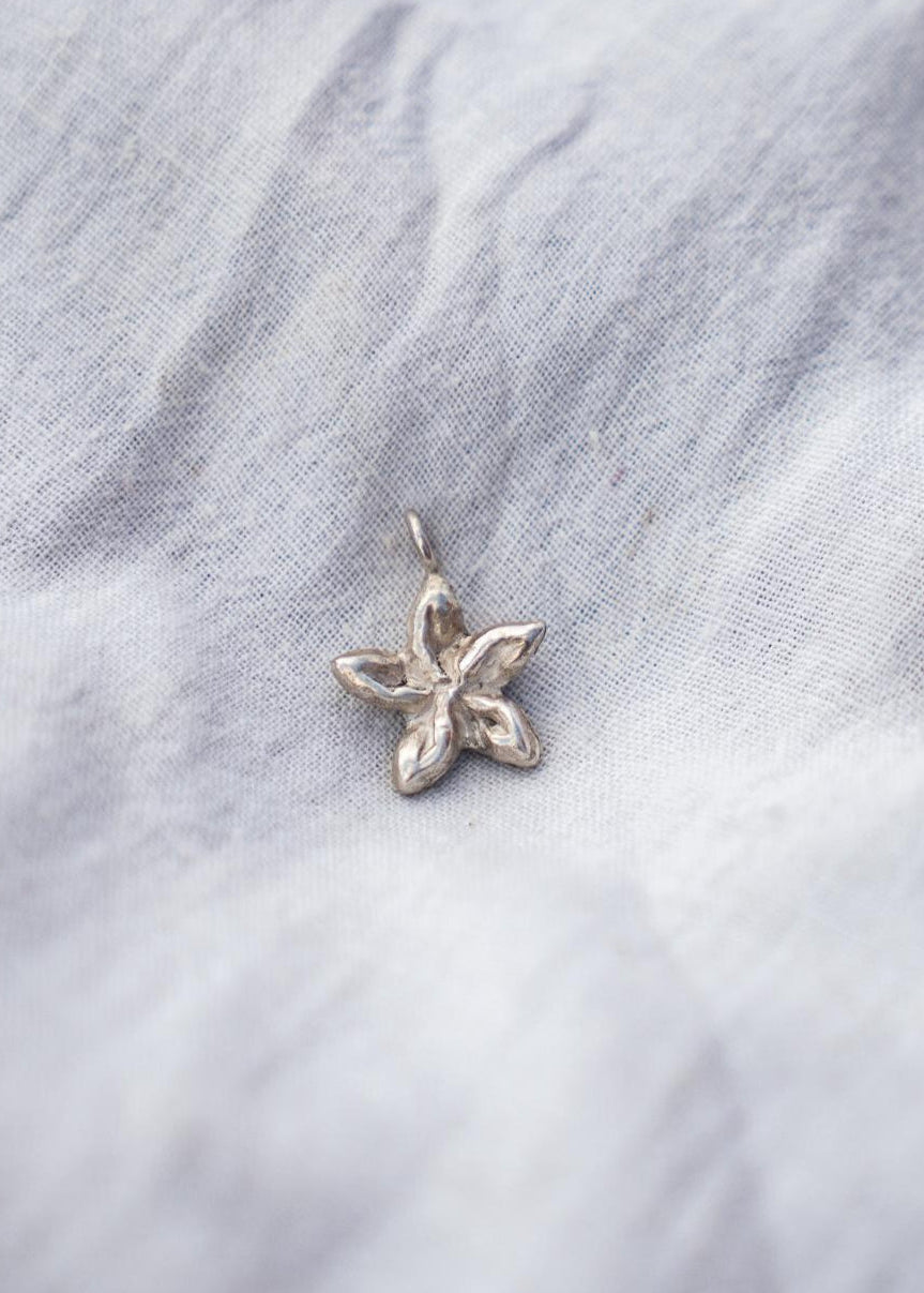 HAWAIIAN FLOWER PENDANT | SILVER image 0