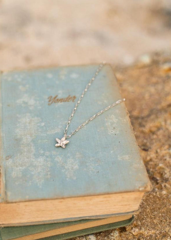 HAWAIIAN FLOWER PENDANT | SILVER image 1